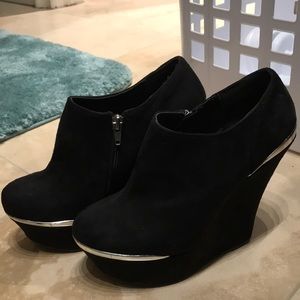 Black wedges